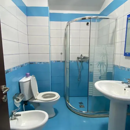 Ona's * Lushnjë