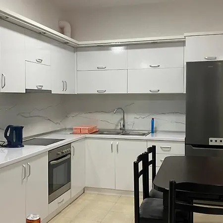 Ona's * Lushnjë